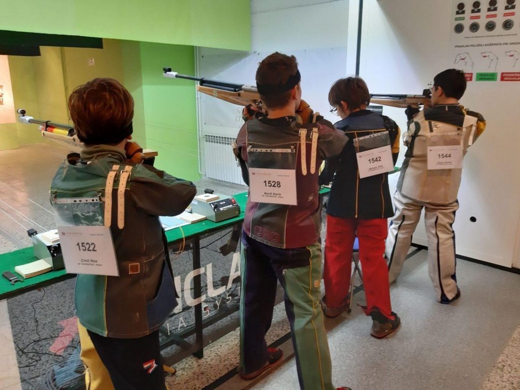 Mlade nade sk papirničar u sportskom streljaštvu