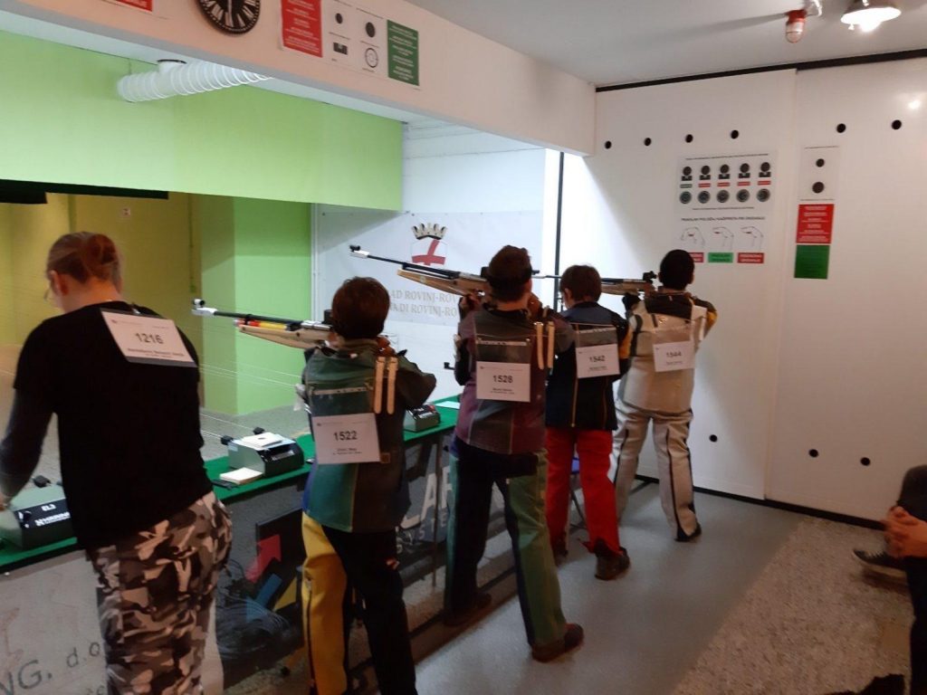 Juniori i kadeti SK Papirničar iz Rijeke u natjecanju zračnom puškom