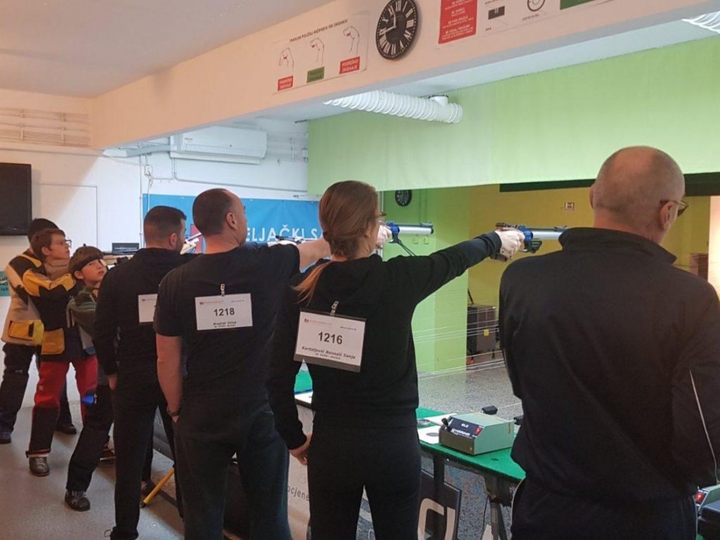 natjecatelji zračnim pištoljem streljački klub lokomotiva